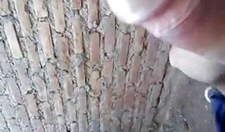 Siedząc mamuski sex video w toalecie dziewczyna sika w długie skarpetki