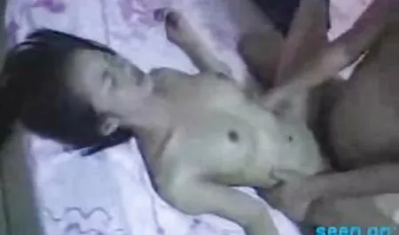 Chuda dziewczyna rozciąganie jej spodnie kostiumy darmowe filmy erotyczne z mamuskami złapał jej włosy między nogami