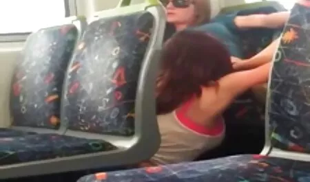 Blondynka i brunetka położona pornusy z mamuskami na łóżku pokazały swoje cycki i owłosione cipki