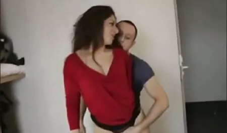 Wynajęli dziewczynę z huśtawką na sutku i zaprosili ich do seks filmy z mamuskami odwiedzenia