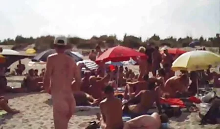 Pokojówka wystawiła dwa single z rzędu filmy erotyczne mamuśki