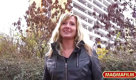 Dwóch starych towarzyszy, którzy odpoczywali w kuchni, podlewali dziewczynę darmowe sex mamuśki Wschód 2