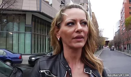 Wciśnij piersi sex mamuśki filmiki z kurczaka i przymocuj je do odbytu grubymi strzemionami