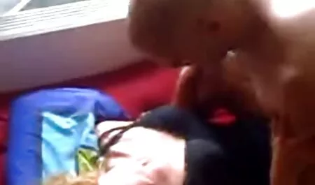 Perwersyjne sex mamuśki filmiki uczy się ssać i połykać spermę