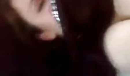 Piękna suka siedzi sex free mamuski na dildo w biurze medycznym