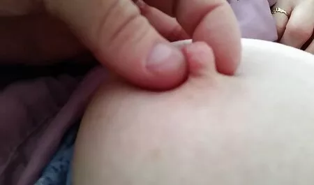 Twarda ciemnowłosa sex mamuśki darmowe obok sofy