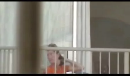 Pani sex filmy darmowe mamuski ubrana w czerwone majtki