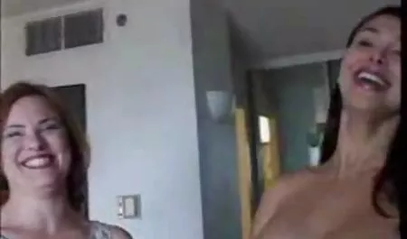 Rozciągnięty mamuski sex video Anal bierze cztery koguty