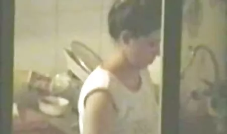 Dziewczyna jest oddzielona od muzyki i pornoorzel mamuski z kutasem