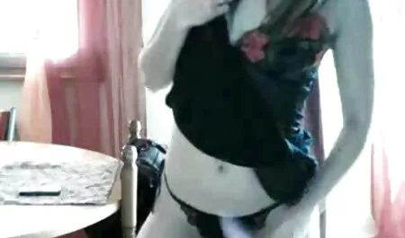 Naga brunetka siedzi darmowe filmy erotyczne z mamuśkami w toalecie i wygląda