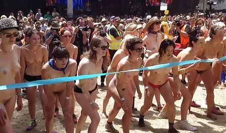 Dziewczyna rzekomo mamuski filmy darmowe sika na schodach, leżąc na placu zabaw