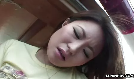 Brunetka filmiki sex mamuski praktyka